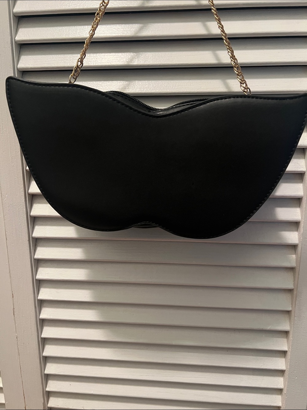 2490# Black Mask-Shaped Crossbody Bag with Gold Chain - Picture 3 of 11